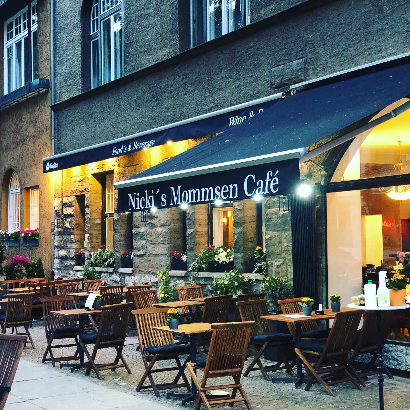 Außenansicht Nicki's Mommsen Café