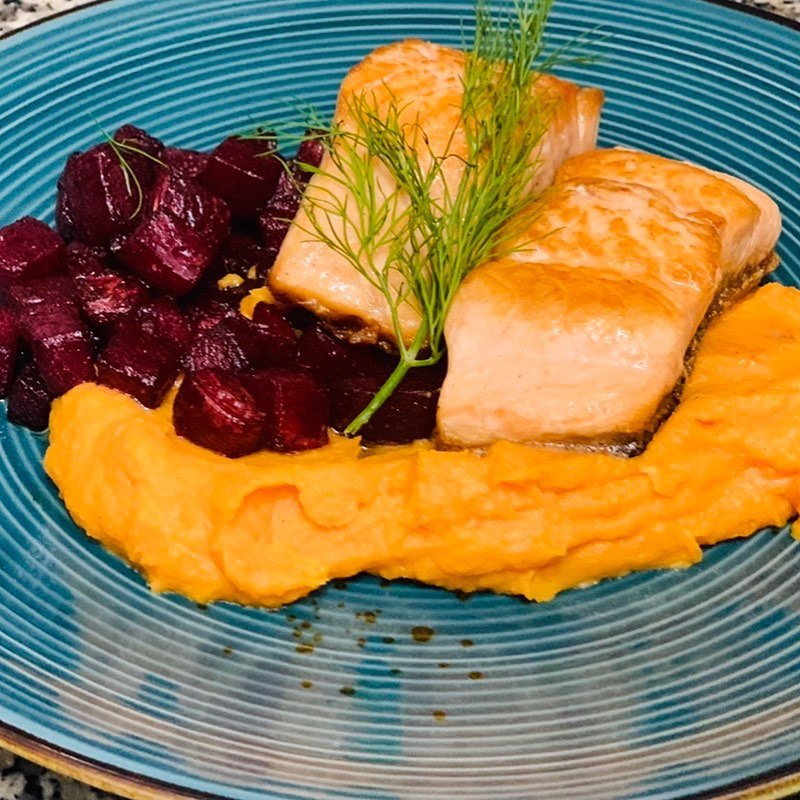 Gebratener Lachs auf Süßkartoffelpüree