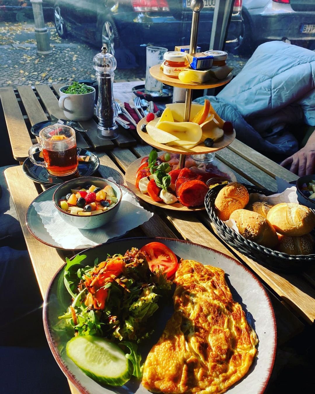 Reich gedeckter Brunch-Tisch mit Etagère